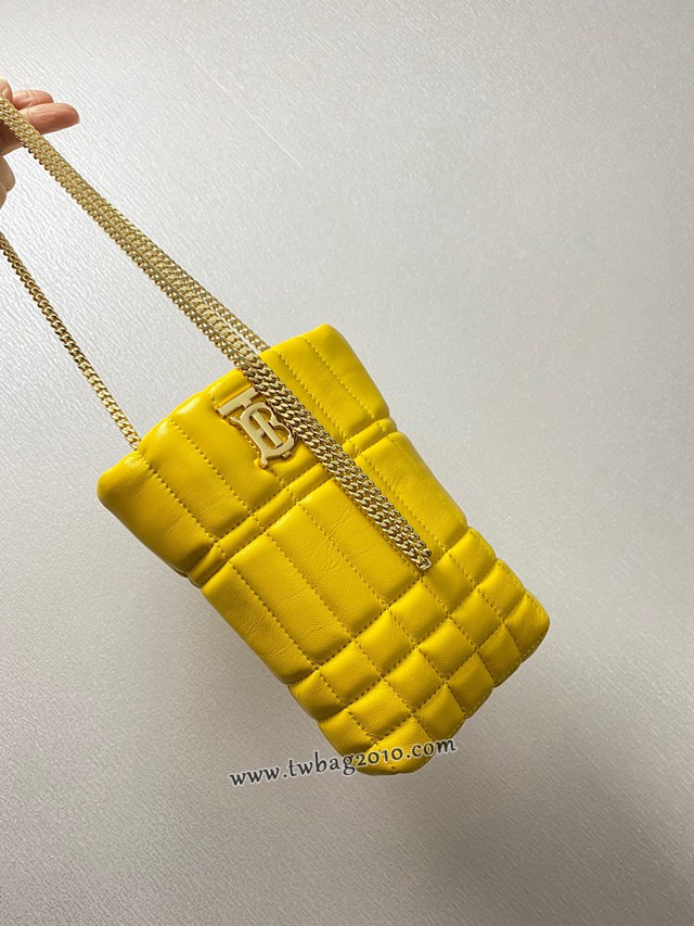 Burberry專門店新款黃色皮革水桶包 巴寶莉絎縫時裝秀款羔羊皮鏈條包 yxb1330